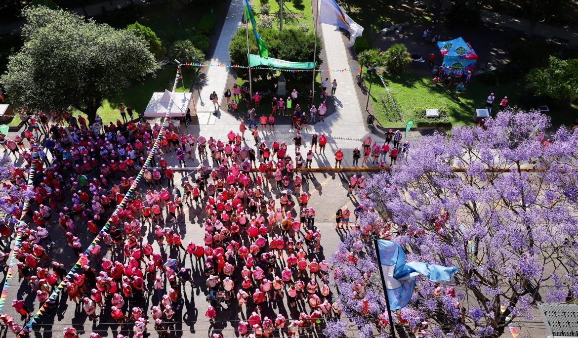 SE REALIZÓ LA CORRECAMINATA ROSA PARA CONCIENTIZAR SOBRE EL CÁNCER DE MAMA