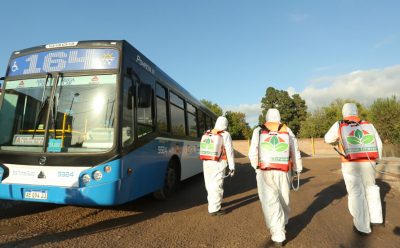 EQUIPOS MUNICIPALES DESPLIEGAN TRABAJOS DE DESINFECCIÓN EN TRANSPORTES