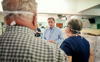 FERNANDO GRAY EN LA ENTREGA DE ALIMENTOS A CENTROS DE JUBILADOS