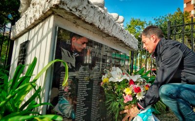 FERNANDO GRAY COLOCÓ UNA OFRENDA FLORAL EN EL MONUMENTO A LOS HÉROES DE MALVINAS