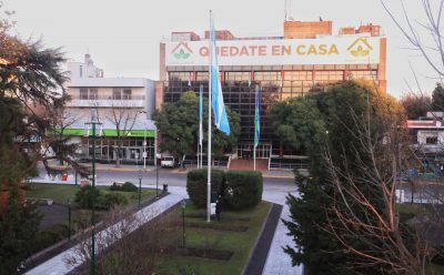 FERNANDO GRAY IZÓ LA BANDERA NACIONAL POR EL DÍA DE LA INDEPENDENCIA