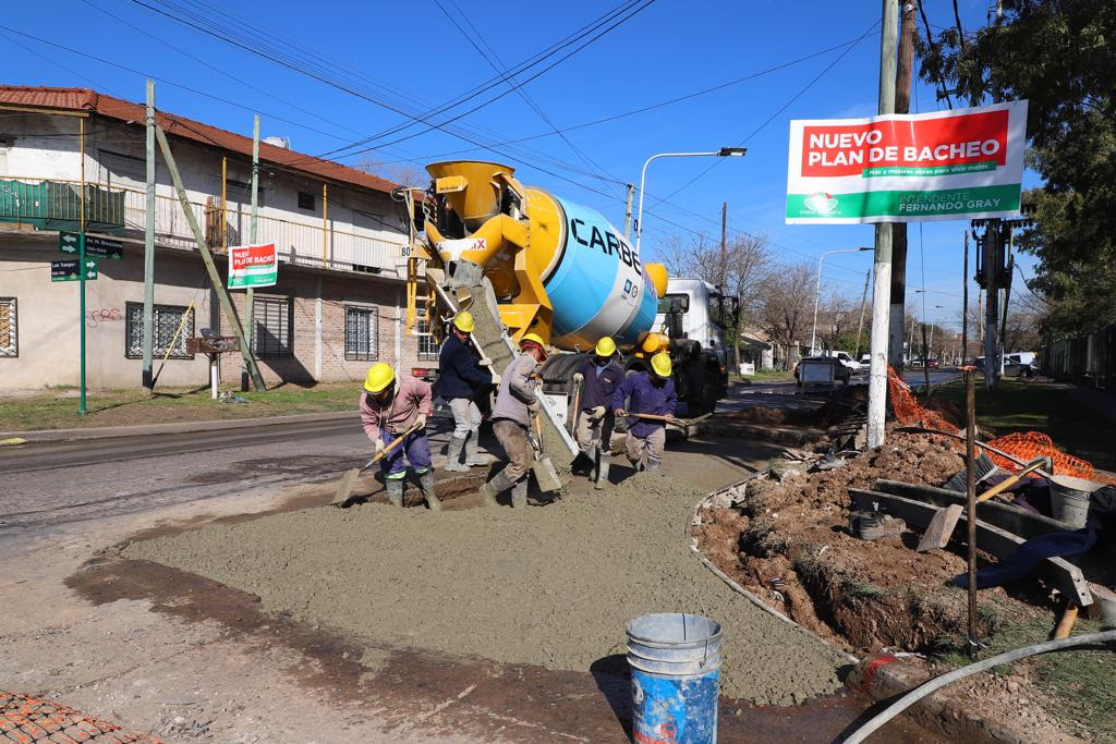 EL MUNICIPIO REALIZA OBRAS DE BACHEO EN LUIS GUILLÓN