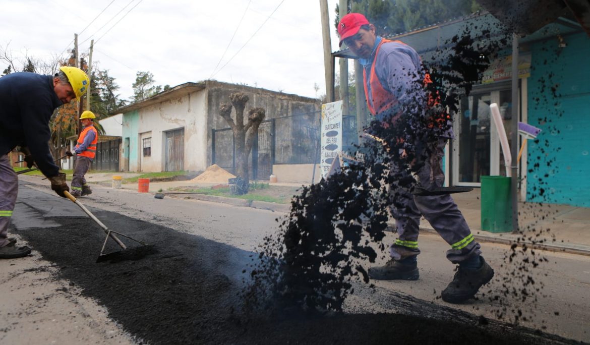 CONTINÚAN LAS OBRAS DE BACHEO EN MONTE GRANDE