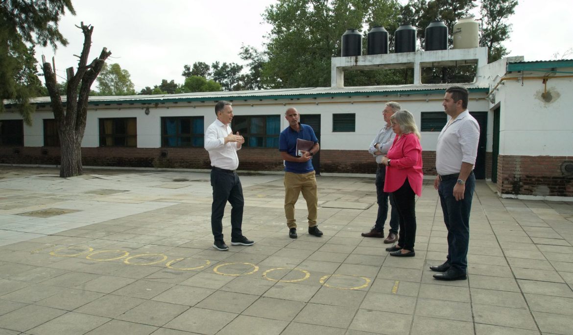 FERNANDO GRAY RECORRIÓ LA OBRA DE GAS QUE SE REALIZÓ EN LA ESCUELA PRIMARIA N° 54 DE 9 DE ABRIL