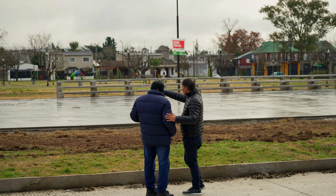 MONTE GRANDE: FERNANDO GRAY RECORRIÓ LA OBRA DE UN PLAYÓN DEPORTIVO QUE SE CONSTRUYE EN LA PLAZA LA CAMPANA