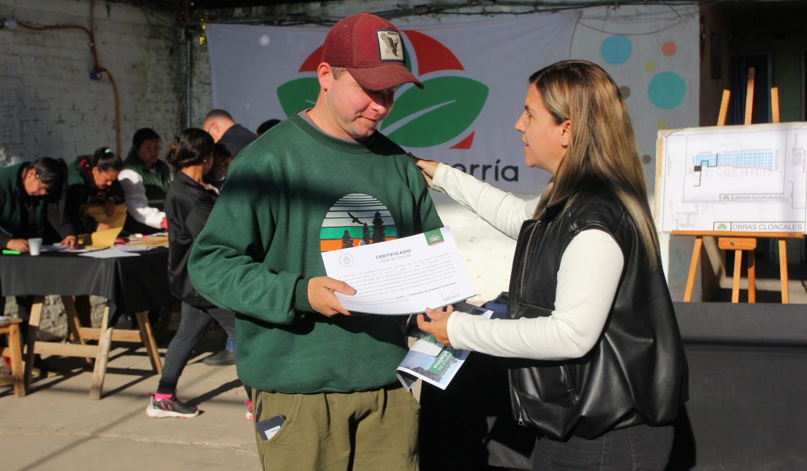 MONTE GRANDE SUR: ENTREGA DE CERTIFICADOS DE LIBRE DEUDA POR LA HABILITACIÓN DE CLOACAS EN BARRIO GRANDE