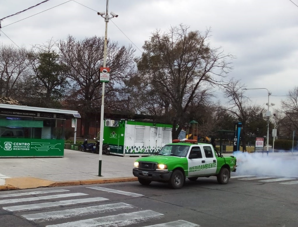 CONTINÚAN LOS OPERATIVOS DE FUMIGACIÓN EN LAS LOCALIDADES DE ESTEBAN ECHEVERRÍA