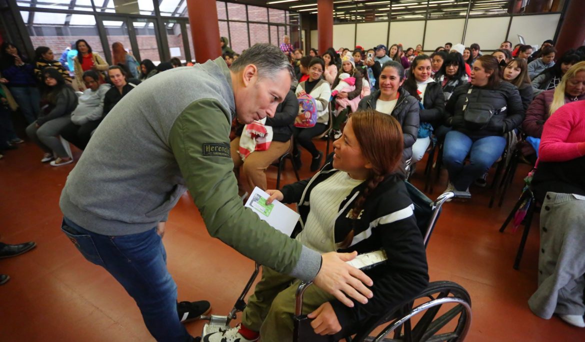 FERNANDO GRAY ENTREGÓ TARJETAS DEL PLAN MÁS VIDA A VECINAS Y VECINOS DE ESTEBAN ECHEVERRÍA