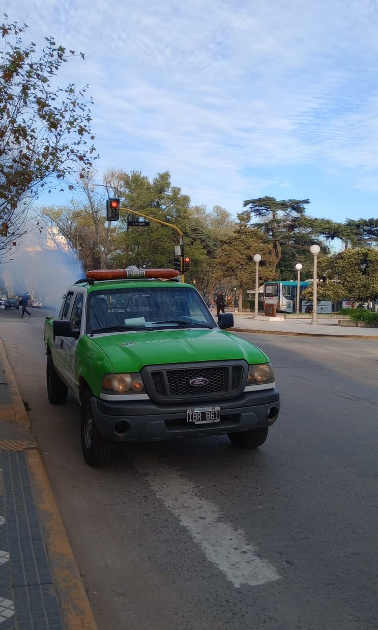 CONTINÚAN LAS TAREAS DE FUMIGACIÓN EN BARRIOS Y ESPACIOS PÚBLICOS DEL DISTRITO