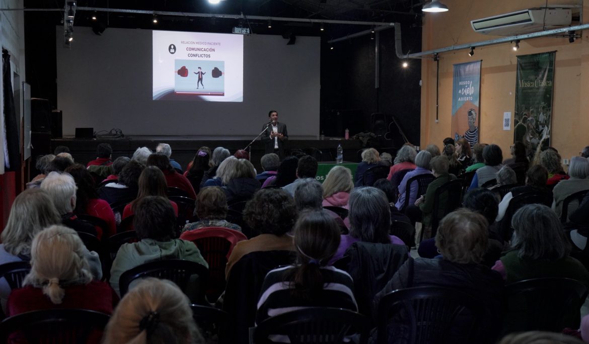 TALLER ACTIVANDO NEURONAS: EL MUNICIPIO BRINDÓ UNA CHARLA A ADULTAS Y ADULTOS MAYORES SOBRE CÓMO OPTIMIZAR LAS CONSULTAS MÉDICAS