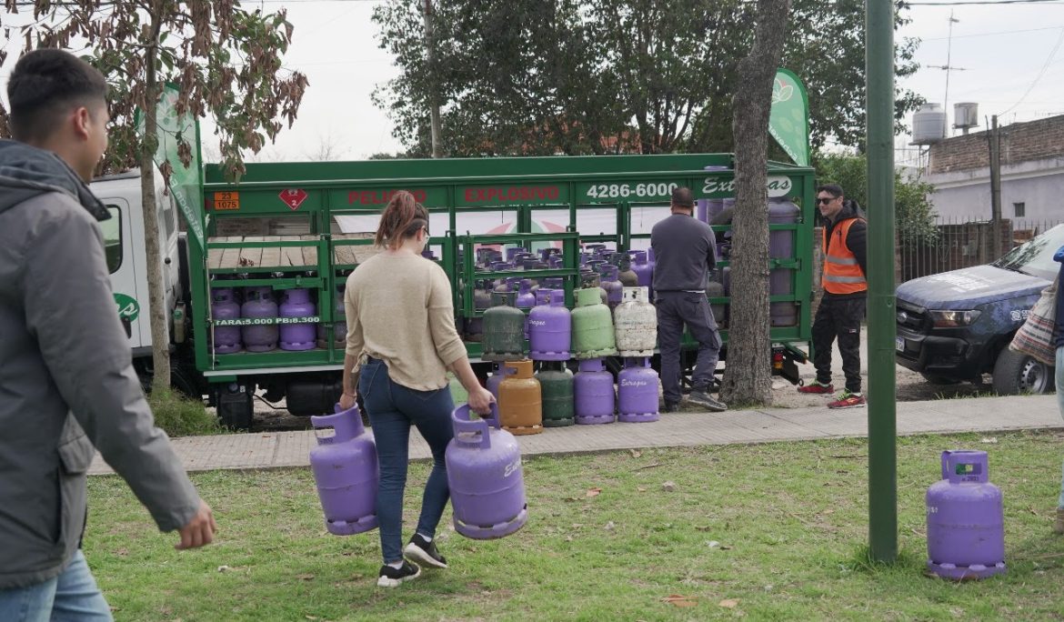 CONTINÚAN LOS OPERATIVOS DE RECARGA DE GARRAFAS A VALOR SOCIAL EN DIVERSOS PUNTOS DEL DISTRITO