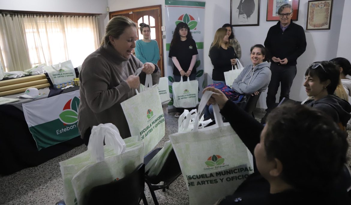 ENTREGA DE KITS A ESTUDIANTES DE LOS CURSOS DE DISEÑO Y MOLDERÍA DE LA ESCUELA MUNICIPAL DE ARTES Y OFICIOS