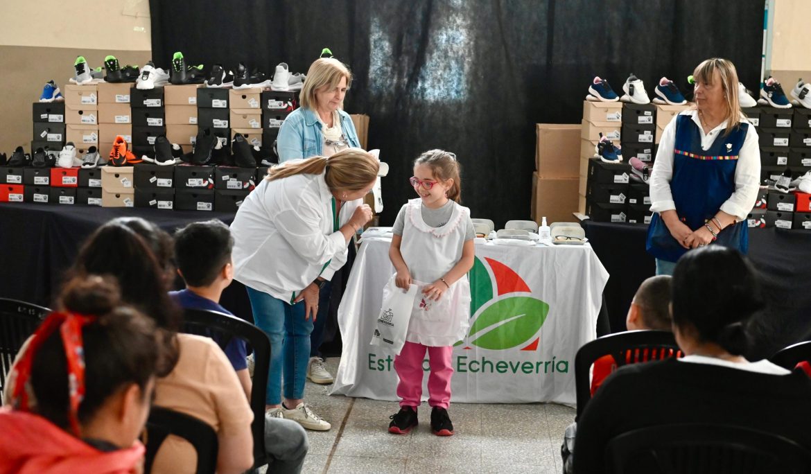 PROGRAMA ECHEverRÍA: EL MUNICIPIO ENTREGÓ LENTES A ESTUDIANTES DE ESCUELAS DE MONTE GRANDE Y EL JAGÜEL