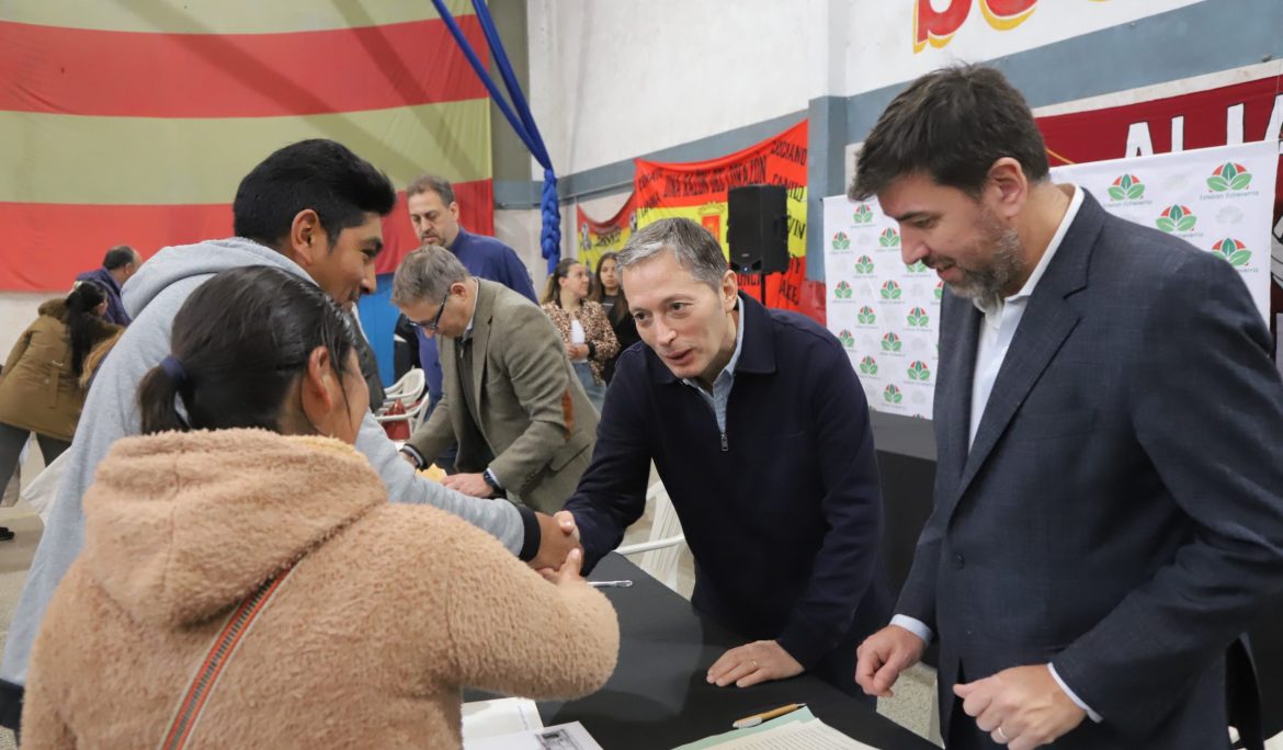 FERNANDO GRAY PARTICIPÓ DE LA TOMA DE 301 FIRMAS DE ESCRITURAS DE VIVIENDAS PARA FAMILIAS DEL DISTRITO