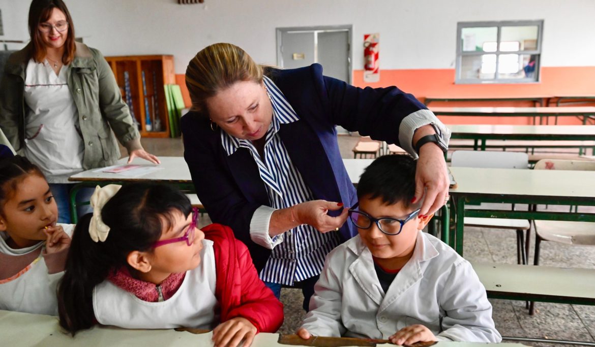 PROGRAMA OFTALMOLÓGICO ECHEverRÍA: ENTREGA DE LENTES A ESTUDIANTES DE ESCUELAS DE MONTE GRANDE Y EL JAGÜEL