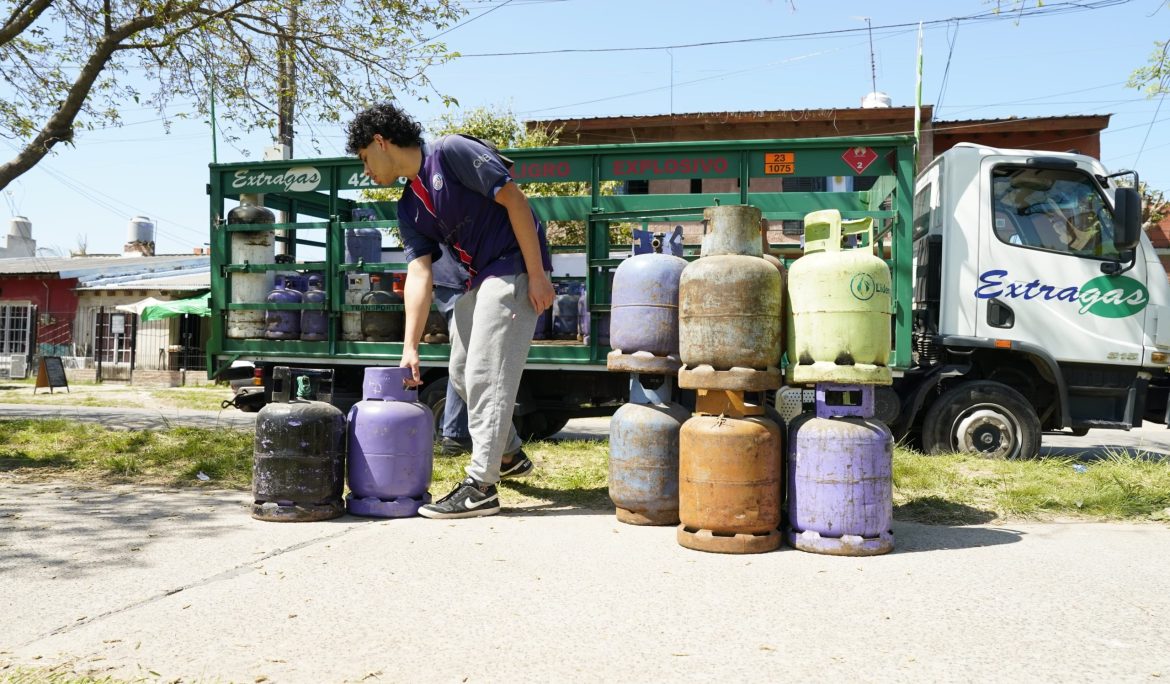 CONTINÚAN LOS OPERATIVOS DE RECARGA DE GARRAFAS EN DIVERSOS PUNTOS DEL DISTRITO