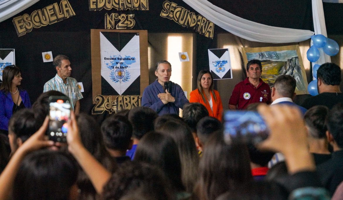 FERNANDO GRAY PARTICIPÓ DEL ACTO DE IMPOSICIÓN DE NOMBRE DE LA ESCUELA SECUNDARIA N° 25 DE MONTE GRANDE