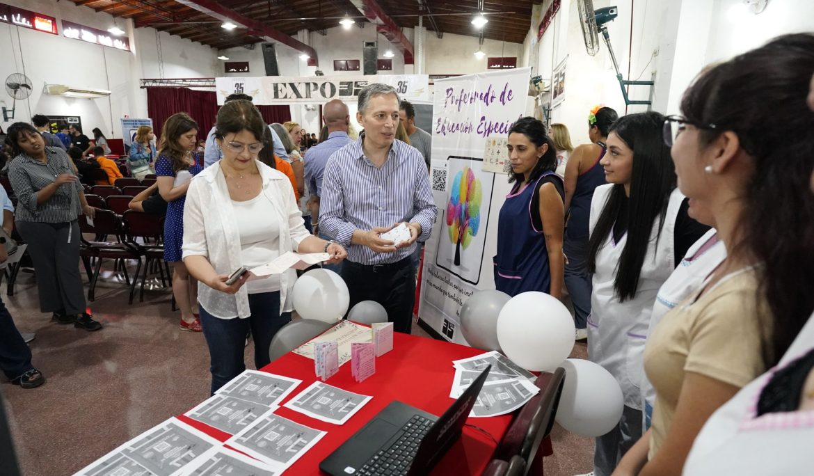 FERNANDO GRAY PARTICIPÓ DE LA EXPOSICIÓN ACADÉMICA DEL INSTITUTO SUPERIOR DE FORMACIÓN DOCENTE Y TÉCNICA N° 35