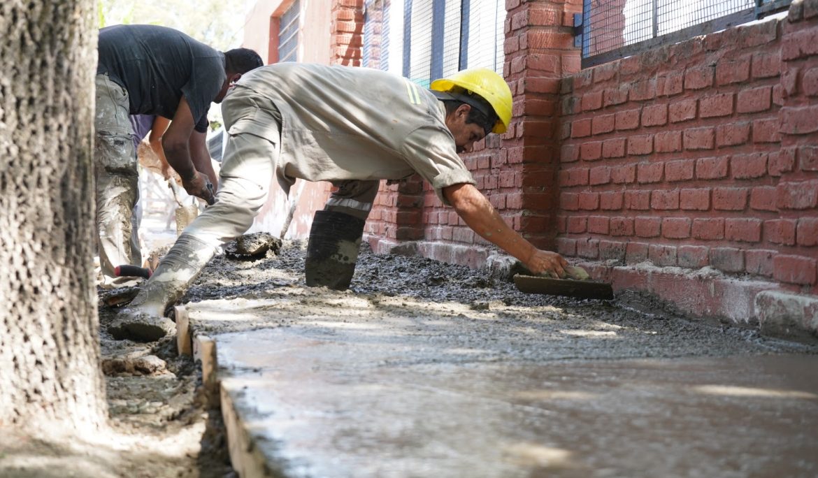 EL MUNICIPIO REALIZA OBRAS DE VEREDAS EN LA ESCUELA PRIMARIA N° 39 DE MONTE GRANDE SUR