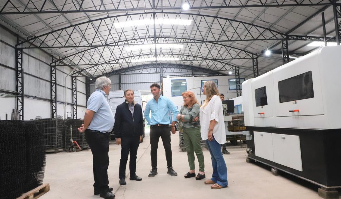 FERNANDO GRAY RECORRIÓ LAS INSTALACIONES DE LA EMPRESA GARPLAST EN ESTEBAN ECHEVERRÍA