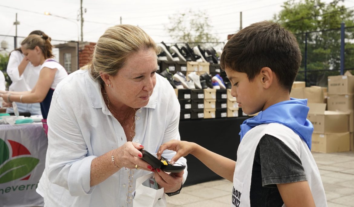 MONTE GRANDE SUR: EL MUNICIPIO ENTREGÓ LENTES DEL PROGRAMA OFTALMOLÓGICO ECHEverRÍA