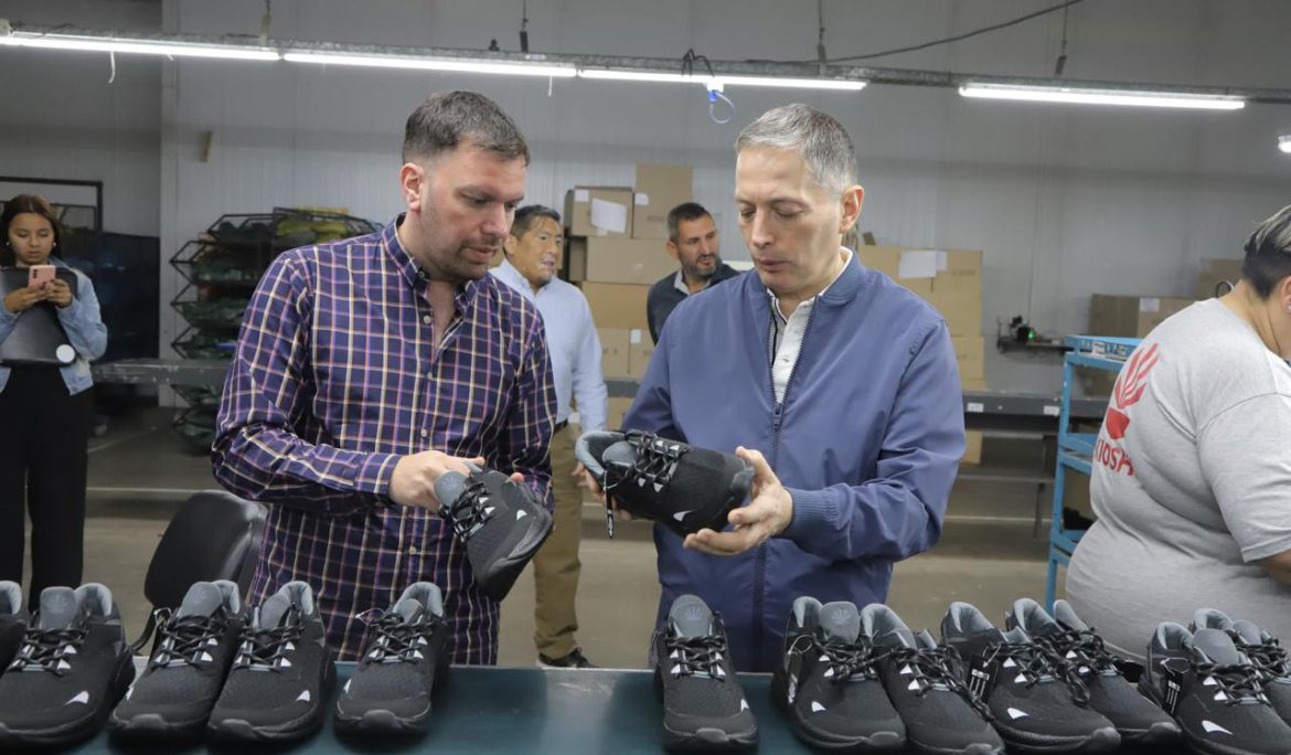 9 DE ABRIL: FERNANDO GRAY RECORRIÓ LA EMPRESA NACIONAL DE CALZADO KIOSHI