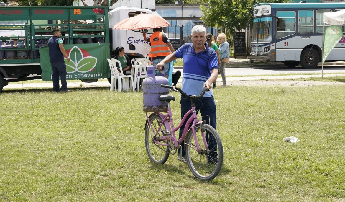 CONTINÚAN EN EL DISTRITO LOS OPERATIVOS DE RECARGA DE GARRAFAS A PRECIO SOCIAL