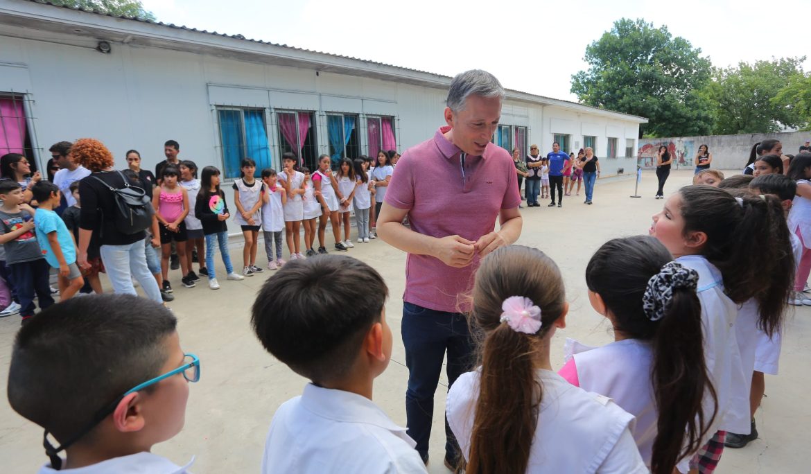 El JAGÜEL: FERNANDO GRAY INAUGURÓ EL PLAYÓN DE LA ESCUELA PRIMARIA N° 12