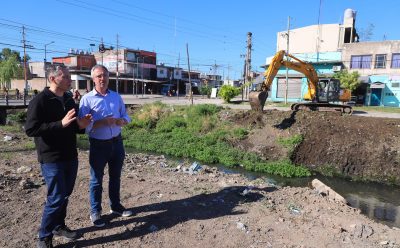 FERNANDO GRAY RECORRIÓ LAS OBRAS DE LIMPIEZA Y SANEAMIENTO HÍDRICO DEL ARROYO SANTA CATALINA