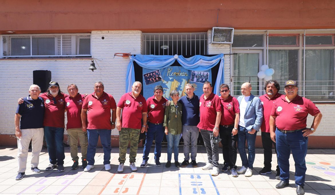 FERNANDO GRAY PARTICIPÓ DEL ACTO DE IMPOSICIÓN DE NOMBRE DE LA ESCUELA SECUNDARIA N° 30