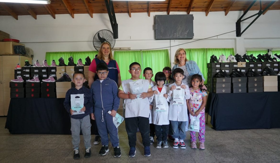 EL MUNICIPIO ENTREGÓ LENTES DEL PROGRAMA OFTALMOLÓGICO ECHEverRÍA EN LA ESCUELA PRIMARIA N° 20 DE EL JAGÜEL