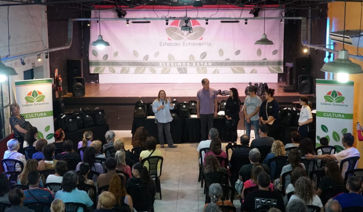 ENTREGA DE KITS A ESTUDIANTES DE LOS CURSOS DE DANZAS FOLKLÓRICAS Y TANGO DE LA ESCUELA MUNICIPAL DE ARTES Y OFICIOS