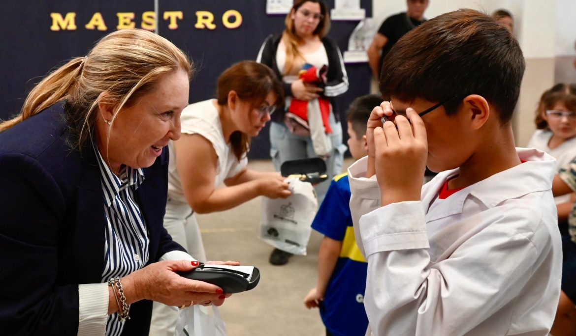 PROGRAMA OFTALMOLÓGICO ECHEverRÍA: ENTREGA DE LENTES A ESTUDIANTES DE MONTE GRANDE Y MONTE GRANDE SUR