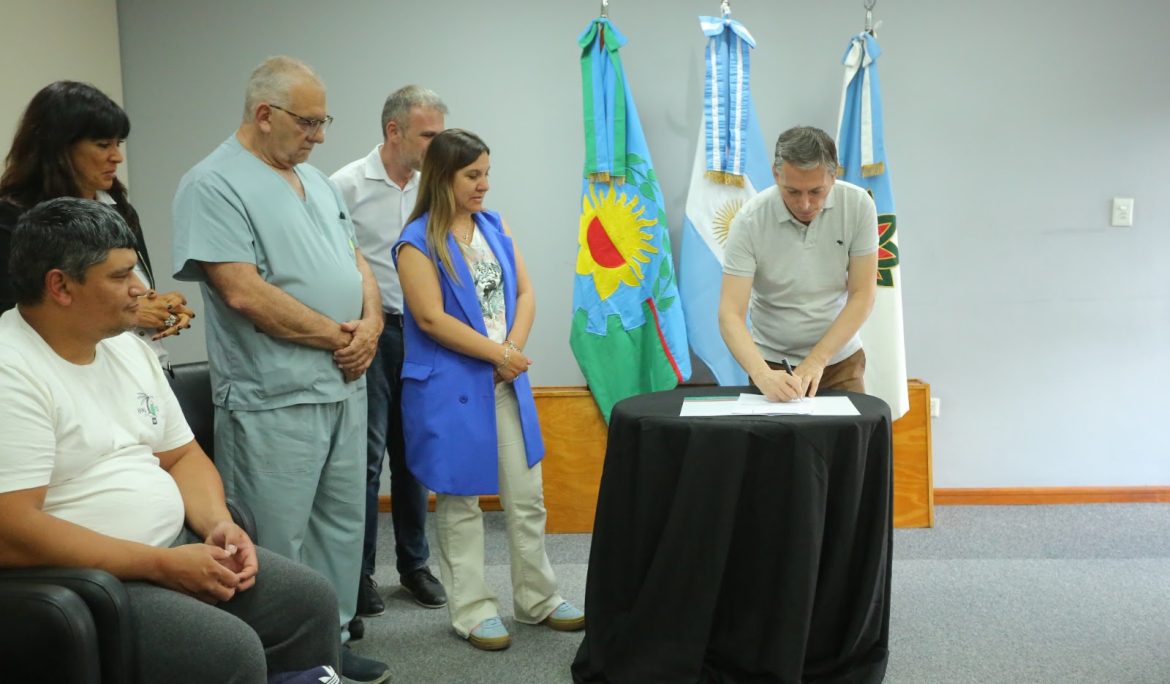 FERNANDO GRAY FIRMÓ EL PASE A PLANTA PERMANENTE DE PERSONAL DE LA CARRERA PROFESIONAL HOSPITALARIA