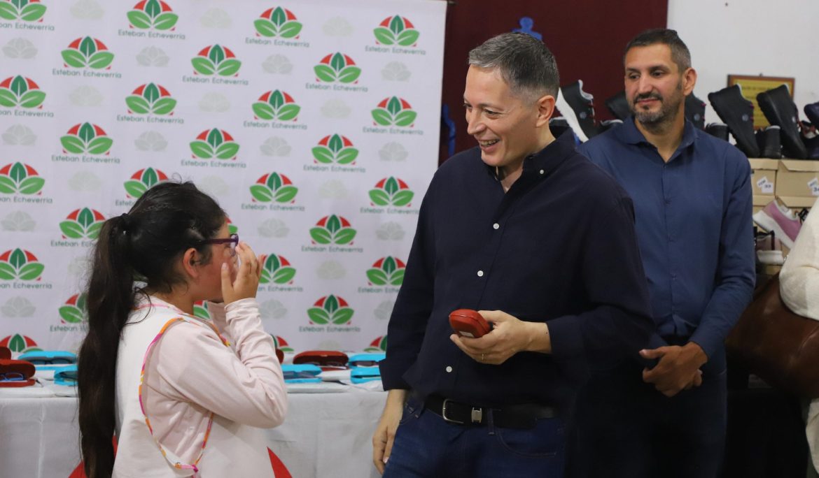 MONTE GRANDE: FERNANDO GRAY ENTREGÓ ANTEOJOS RECETADOS A ESTUDIANTES DE LA ESCUELA PRIMARIA N° 46 CON DIFICULTADES EN LA VISIÓN