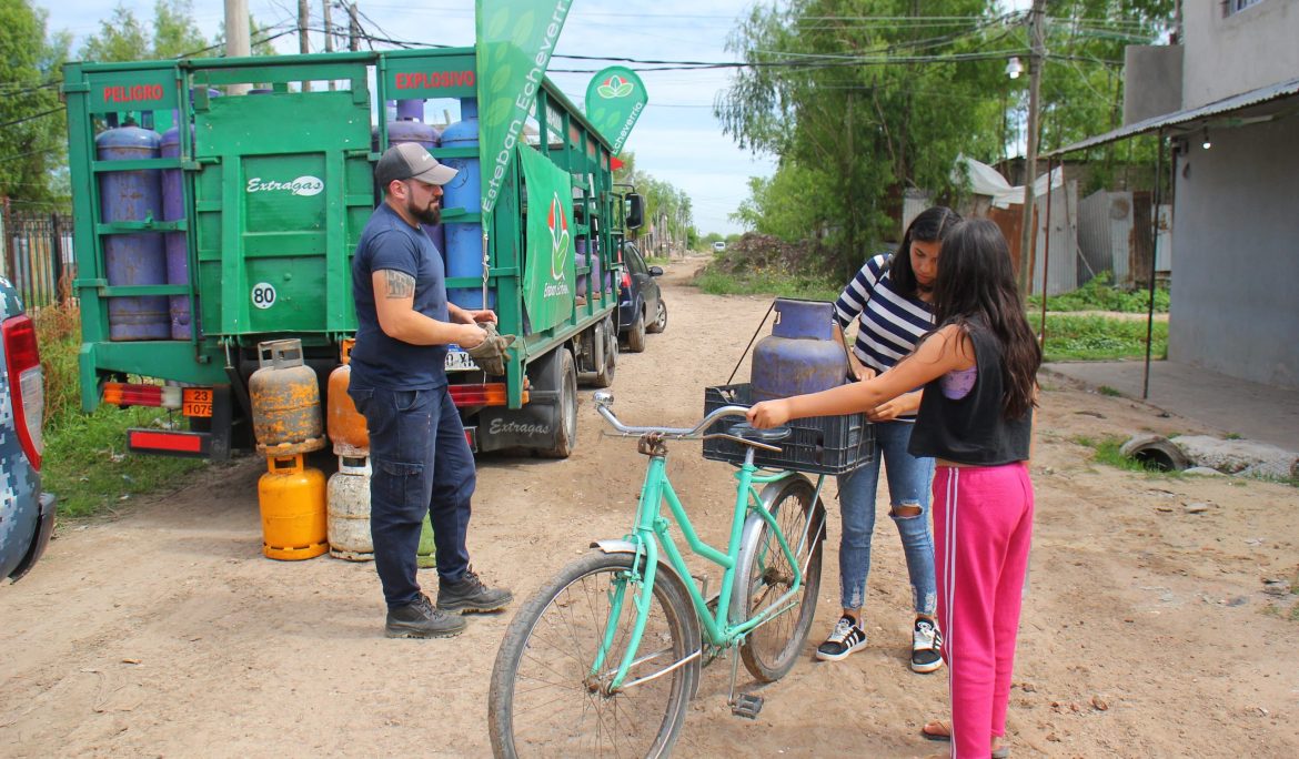 EL MUNICIPIO CONTINÚA CON LOS OPERATIVOS DE RECARGA DE GARRAFAS A VALOR SOCIAL EN LOS BARRIOS DEL DISTRITO