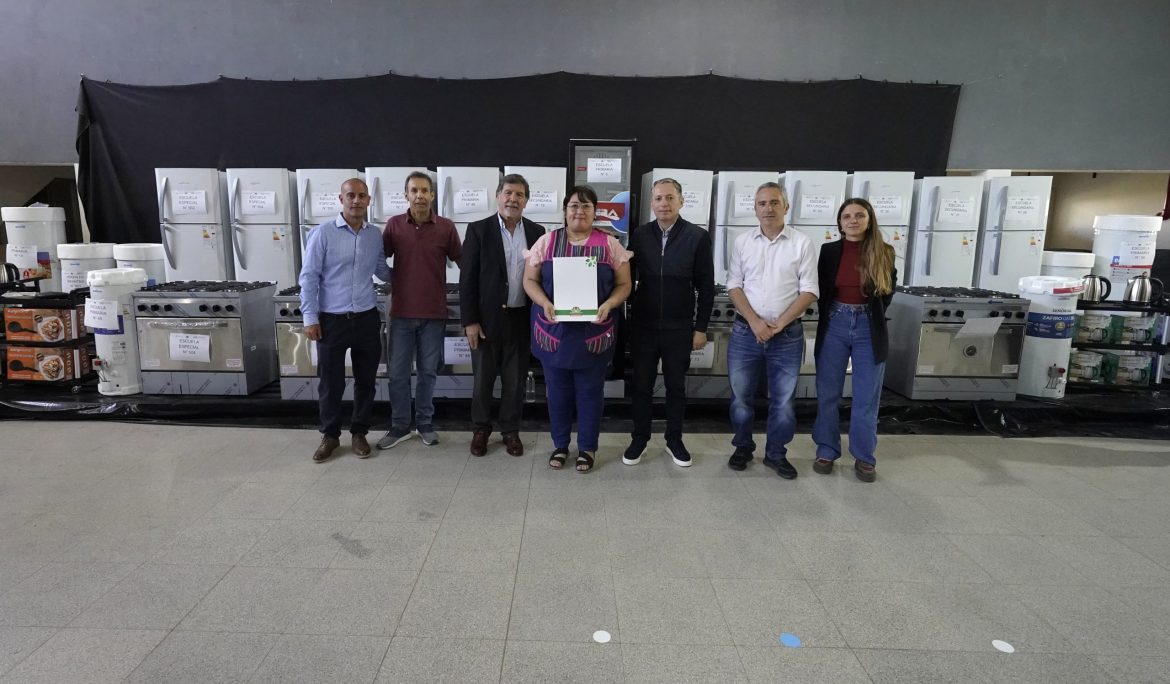 FERNANDO GRAY, ANDRÉS LARROQUE Y ALBERTO SILEONI ENTREGARON EQUIPAMIENTO A 43 ESCUELAS DE ESTEBAN ECHEVERRÍA PARA FORTALECER EL SERVICIO ALIMENTARIO ESCOLAR