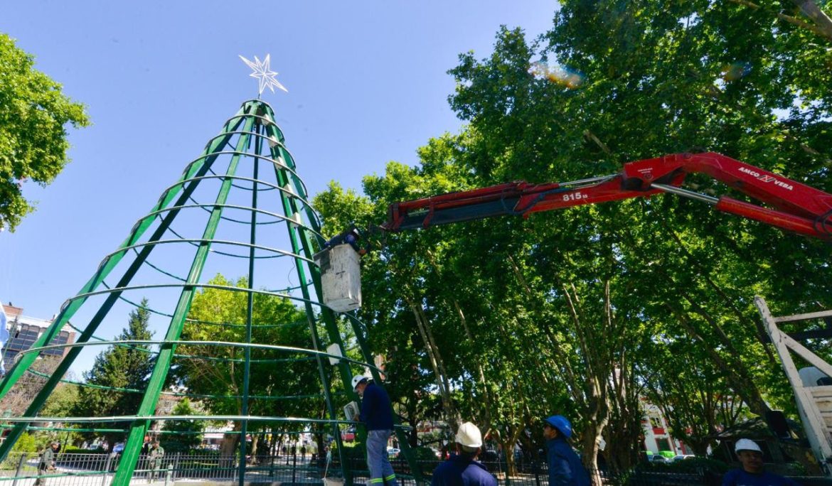 EL MUNICIPIO LLEVA ADELANTE LA INSTALACIÓN DEL TRADICIONAL ÁRBOL DE NAVIDAD EN LA PLAZA MITRE DE MONTE GRANDE