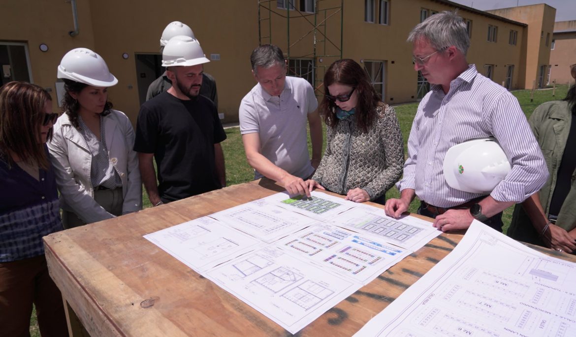 FERNANDO GRAY Y SILVINA BATAKIS RECORRIERON LAS OBRAS DE UN COMPLEJO HABITACIONAL DE 262 VIVIENDAS EN ESTEBAN ECHEVERRÍA