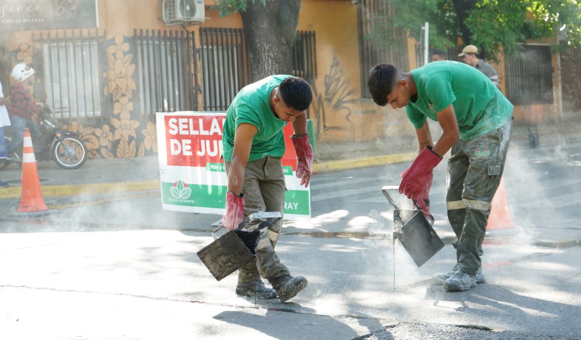 EL MUNICIPIO CONTINÚA LAS TAREAS DE TOMADO DE JUNTAS EN LAS CALLES DEL DISTRITO