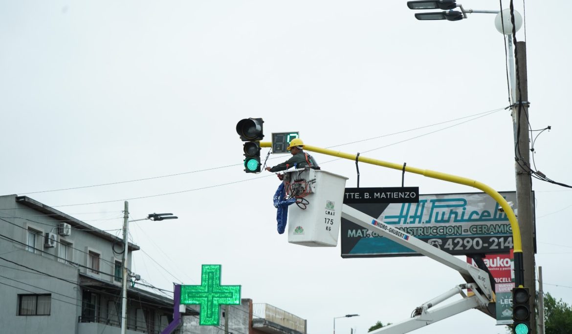 EL MUNICIPIO COMENZÓ A INSTALAR CONTADORES DE TIEMPO EN LOS SEMÁFOROS DE LA AVENIDA BOULEVARD BUENOS AIRES