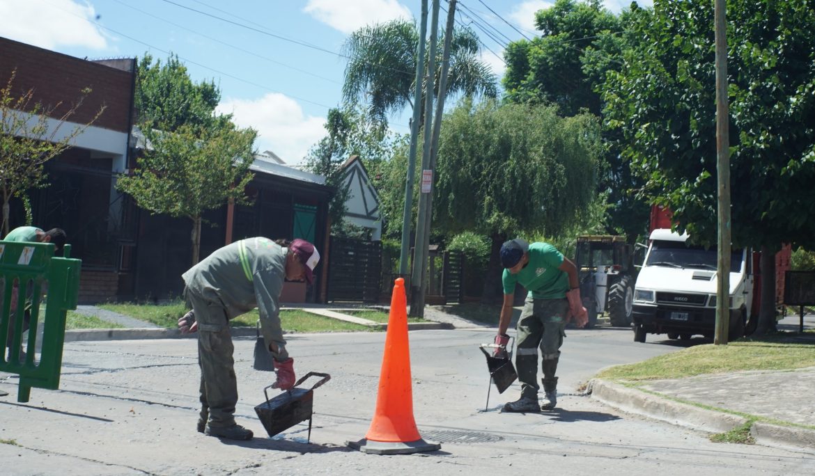 EL MUNICIPIO REALIZA TRABAJOS DE TOMADO DE JUNTAS EN LAS CALLES DEL DISTRITO