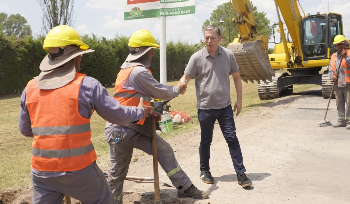 FERNANDO GRAY RECORRIÓ LAS OBRAS DE BACHEO EN LA CALLE SARGENTO CABRAL DE CANNING