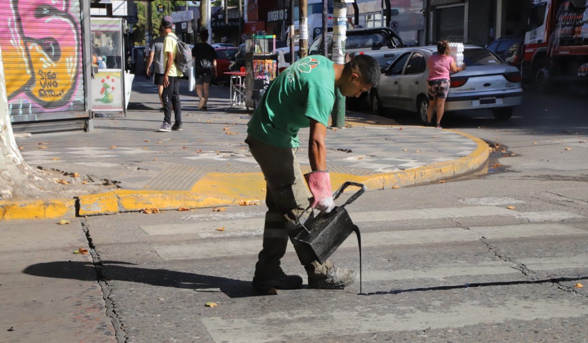 EL MUNICIPIO CONTINÚA LAS TAREAS DE TOMADO DE JUNTAS EN LAS CALLES DEL DISTRITO