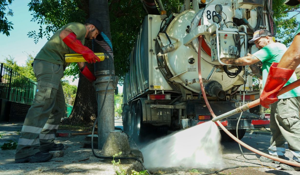 OPERATIVOS PREVENTIVOS DE LIMPIEZA DE DESAGÜES PLUVIALES EN LOS BARRIOS DE MONTE GRANDE POR FUTURAS TORMENTAS