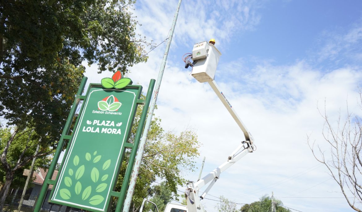 EL MUNICIPIO AVANZA CON LA INSTALACIÓN DE LUMINARIAS LED EN LA PLAZA LOLA MORA DE MONTE GRANDE