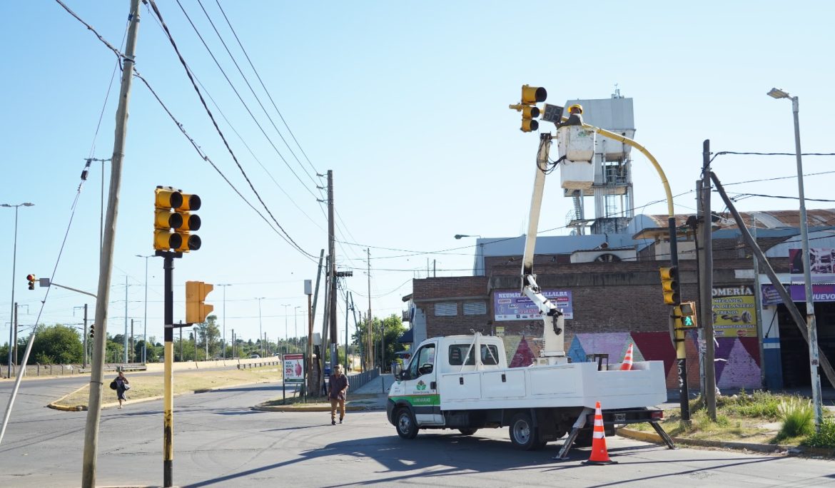 CONTINÚA LA INSTALACIÓN Y EL REEMPLAZO DE CONTADORES DE TIEMPO EN LOS SEMÁFOROS DEL DISTRITO