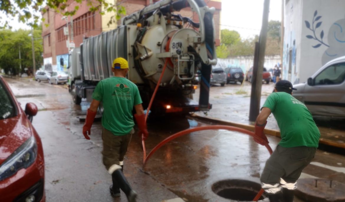 LOS EQUIPOS MUNICIPALES REALIZAN UN IMPORTANTE OPERATIVO DE LIMPIEZA EN LOS BARRIOS DEL DISTRITO TRAS LA TORMENTA QUE ATRAVIESA LA REGIÓN