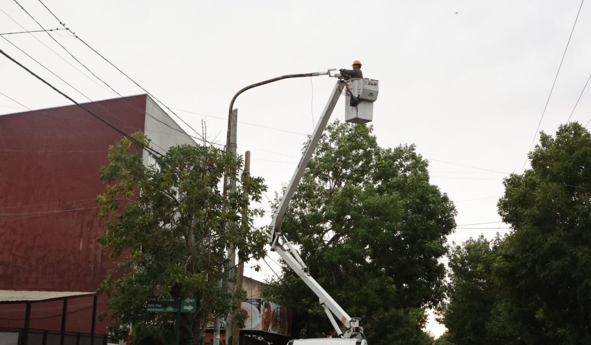 EL MUNICIPIO DE ESTEBAN ECHEVERRÍA AVANZA CON LA INSTALACIÓN Y EL REEMPLAZO DE LUMINARIAS LED EN LA VÍA PÚBLICA