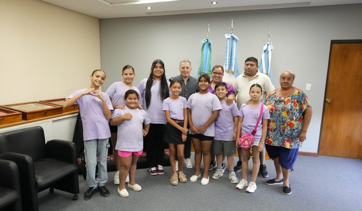 FERNANDO GRAY ENTREGÓ MATERIALES AL BALLET FOLKLÓRICO ÁNGELES DE LUZ DEL CENTRO DE JUBILADOS EL JAGÜEL